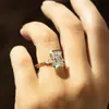 Anillo de Compromiso de Diamante de Zirconia Cúbica Cuadrado Clásico de Diseño Individual Europeo y Americano Anillo para Propuesta de Compromiso de Temporada de Bodas Joyería de Estilo Magnífico