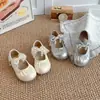 Zapatos de cuero plisados estilo coreano para niñas, simples y dulces, nuevos para primavera y otoño 2026, suela blanda, perla, zapatos para un año, zapatos de princesa, zapatos de vestir