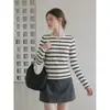 Camiseta feminina de gola redonda, ombro normal, manga longa, com listras vermelho-marrom, nova coleção outono 2026, top base slim fit