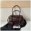 Coleção Outono 2026: Bolsa tote grande, simples, estilosa e retrô, perfeita para o dia a dia, com alto apelo estético, e projetada como uma bolsa de ombro ou bolsa de braço da moda para mulheres.