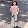 Nuevo Conjunto de Dos Piezas para Niños Mayores: Sudadera con Estampado de Muñeca Chic y Hermosa para Primavera y Otoño y Pantalones Casuales Retro para Niñas