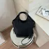 Bolso de tejido de alta gama de nicho para mujer, nuevo bolso cruzado versátil de moda 2026, bolso de mano exquisito, bolso tipo cubo