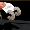 ¡Tejido de Oro Hueco! Pendientes de Perla Incrustados con Diamantes con un Toque de Lujo Ligero, Versátiles para el Trabajo, Pendientes de Estilo Único y Suave