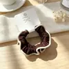 Empaque en tarjeta: Goma para el pelo de seda plisada de alta elasticidad con bordes rizados, goma pequeña versátil y simple para coletas