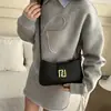 Moda Primavera 2025 Bolso Baguette Francés Moderno y Único Tendencia de Moda Diseño de Nicho Bolso de Hombro Cruzado Texturizado para Mujer
