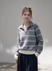 Suéter retro de rayas con cuello medio abierto para mujer, nueva colección otoño/invierno 2026, versátil, rejuvenecedor, top de punto de manga larga, corte holgado