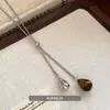 Colar Puxador com Pingente de Gota de Contas Cor de Café para Mulheres 2025 Novo Estilo Popular Acessório de Corrente Longa para Suéter Design de Nicho de Luxo Leve