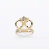 Hebilla de toalla de seda de tres anillos con personalidad creativa, venta transfronteriza, moda, combina con todo, hebilla de chal con diamantes de imitación dulces y huecos cruzados