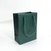 Bolsa de regalo para joyería de fábrica, bolsa de papel recubierto con cuerda trenzada de tres hilos en relieve, venta al por mayor en stock, más impresión de logotipo