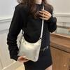 Bolsa de ombro pequena popular deste ano para mulheres 2024 verão nova bolsa de balde doce textura ocidental bolsa de mensageiro nas axilas