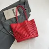 Bolso Cesta Tejido de Moda y Estilo con Diseño Hueco, Alto Valor Estético, Bolso de Hombro Tipo Tote, Moderno y Único, Bolso de Axila de Gran Capacidad