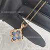 Versión V-gold de alta gama del collar de la Ópera con trébol de cuatro hojas, acabado cepillado, esmalte de nácar blanco estilo palacio, baño grueso de oro de 18k, tamaño grande