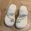 Chanclas de moda para combinar con faldas, nuevas sandalias de verano para mujer 2026, populares zapatillas tipo slip-on con forma de corazón y pedrería