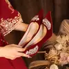 Sapatos de casamento estilo chinês para noivas, atacado novo modelo Vestido de noiva Xiuhe salto alto vermelho com salto fino e strass