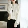 Outono/Inverno 2026 Novo Cardigan de Tricô com Gola Redonda e Barra Enrolada, Manga Longa, Cor Sólida, Peça de Vestir Pronta para Usar, Pele de Guaxinim de Primeira Linha, Roupa Externa