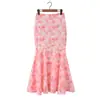 Conjunto de top de impresión compuesta estilo francés de verano con cuello en V y volantes, mangas de campana florales + minifalda ajustada