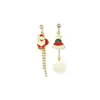 Pendientes de aguja plateada con diseño navideño de alce con incrustaciones de diamantes y bola de pelo asimétrica de muñeco de nieve.