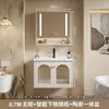 Sencillo tocador de baño rústico estilo francés, que incluye un mueble para lavabo y lavabo integrado