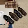 Zapatos bajos de cuero estilo británico con hebilla de cinturón retro, para aumentar la altura interior, mocasines de punta cuadrada y punta dividida para mujer, versátiles para otoño 2026