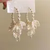 Pendientes de Perla en Forma de Pétalo de Moda de Lujo Ligero Estilo Francés con un Diseño Súper de Hada, Brazaletes Largos con Borlas, Exquisitos Pendientes de Aro Versátiles