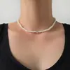 Set de cuatro piezas de joyería de perlas artificiales de estilo delicado, conjunto de collar, pulsera y aretes con accesorios en forma de corazón, accesorios versátiles para banquetes
