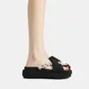 [Mismo Estilo que Bai Lu] Sandalias de Suela Gruesa para Mujer, Calzado de Verano para Exteriores, Nuevo Estilo de Moda 2026, Chanclas con Pedrería, Sandalias Planas de Playa