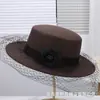 Sombrero Plano Estilo Francés Hepburn para Mujer, Nuevo Sombrero Plano Elegante de Malla Negra con Camelia, Accesorio para Fotos