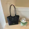 Bolso tote de mimbre tejido a mano retro de nicho para mujer, nuevo y moderno 2026 de gran capacidad para el trabajo y los desplazamientos, bolso de hombro de moda
