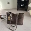Outono de 2026 Novo Clássico Grande Capacidade Elegante Lenço de Seda Acessório Versátil Simples Toque de Luxo Bolsa Tote de Ombro Único ou de Mão