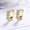 Pendientes sencillos de circonita tridimensional con diseño de flor de ciruelo y diamantes, con borde cruzado, con hebilla para la oreja para mujer