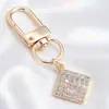 Lujo Ligero Chapado en Oro Charms Completos de Diamante Cierre de Langosta Forma D Colgante Triangular Redondo Accesorios para Llaves Fábrica de Origen Venta al por Mayor