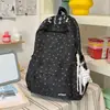 Mochila com padrão de ondas azul leitoso, estilo claro e artístico, estilo coreano, suave e versátil, adequada para viagens e passeios, faz o usuário parecer mais claro.