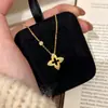 Pulsera de Trébol de Cuatro Hojas Cepillado con Calados Retro Francés, Lujo Accesible, Moda de Alta Gama, Elegante de Nicho Exquisito, Accesorios Versátiles para la Mano