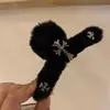 Pinza de clip de felpa negra cruzada ~ chica dulce genial disco retro placa para la parte trasera de la cabeza pinza de tiburón otoño e invierno tendencia