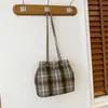 Bolsa de Ombro Corrente de Grande Capacidade Xadrez Vintage Feminina Chegada Nova Outono e Inverno 2024 Bolsa de Axila Feminina Bolsa de Balde Coreana