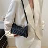 Bolso de hombro de diseño de nicho de alta apariencia, nuevo 2024, bolso de hombro ligero de lujo de color sólido, bolso cuadrado pequeño para mujer.