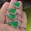 Conjunto de tres piezas de pendientes y anillo de jade y ágata con colgante de calcedonia verde hielo con incrustaciones plateadas.