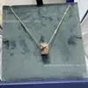 Collar Clásico Panal Sonrisa V Oro Tres Panales Shangmei Diamantes Intercalados Mecanizado de Precisión CNC Baño Grueso Oro Rosa Cadena para Clavícula