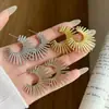 Brincos de Girassol Geométricos de Metal Estilo Europeu e Americano para Mulheres, Brincos de Design de Nicho Coração Line Art, Acessórios de Orelha da Moda para o Dia a Dia