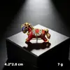 Nuevo Broche de Caballo Estilo Chino con un Toque de Lujo Ligero y de Alta Gama, Pin de Pedrería Roja, Accesorio de Moda Versátil para Mujeres, Broche de Aleación