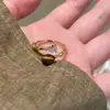 Anel Aberto Vintage de Pedra Olho de Tigre para Mulheres 2025 Novo Design Anel para Dedo Indicador Leve Luxo Nicho Sensação de Alta Qualidade