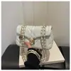 Bolso Cruzado Pequeño Cuadrado para Mujer Estilo Francés Cuero con Cera al Aceite Modelo Nuevo 2026 Bordado Acolchado Hebilla de Cierre Cadena de Hombro para Viajes