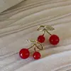 Pendientes Pequeños de Color Rojo Cereza Lindos y Encantadores de Año Nuevo con Pendientes de Hoja de Cristal Verde para Estudiantes Mujeres Que Se Pueden Usar en Todas las Estaciones