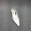 Zapatos de mujer europeos 2023 primavera y otoño nuevos de cuero de cera de aceite moda huecos tacón de gato zapatos de mujer punta fina cómodos de tacón bajo zapatos de un solo color