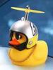 Decoración de Adornos de Coche de Pato Rompiendo Coche Llevado Celebridad de Internet Usa Casco Pato que Sacude la Cabeza Pato Amarillo Pequeño Pato Turbo de Coche