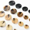 Botones de resina en stock, botones de cuatro agujeros para abrigos y gabardinas, botones para abrigos de lana de cordero, botones para trajes de hombre, botones para suéteres