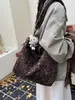 Bolso de Hombro de Terciopelo de Ciervo Otoño/Invierno para Mujer 2026 Nuevo Gran Capacidad Bolso de Axila de Gama Alta Versátil de un Solo Hombro para Viajes