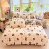 Nuevo juego de ropa de cama de cuatro piezas de terciopelo de leche con estampado de dibujos animados, que incluye una funda de edredón y una sábana bajera, con vellón añadido para mayor calidez, perfecto para usar en invierno en dormitorios