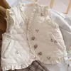 Nuevo chaleco de algodón con bordado floral elegante y volantes para niñas de otoño e invierno, chaleco acolchado grueso con forro polar para bebé niña