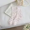 Calcetines blancos para mujer, calcetines de verano finos de malla transpirable hasta la pantorrilla, calcetines apilados con patrón floral dulce, venta al por mayor de la industria del calcetín de Zhuji